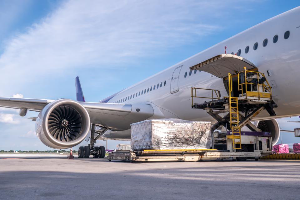 Mercancías siendo descargadas de un avión