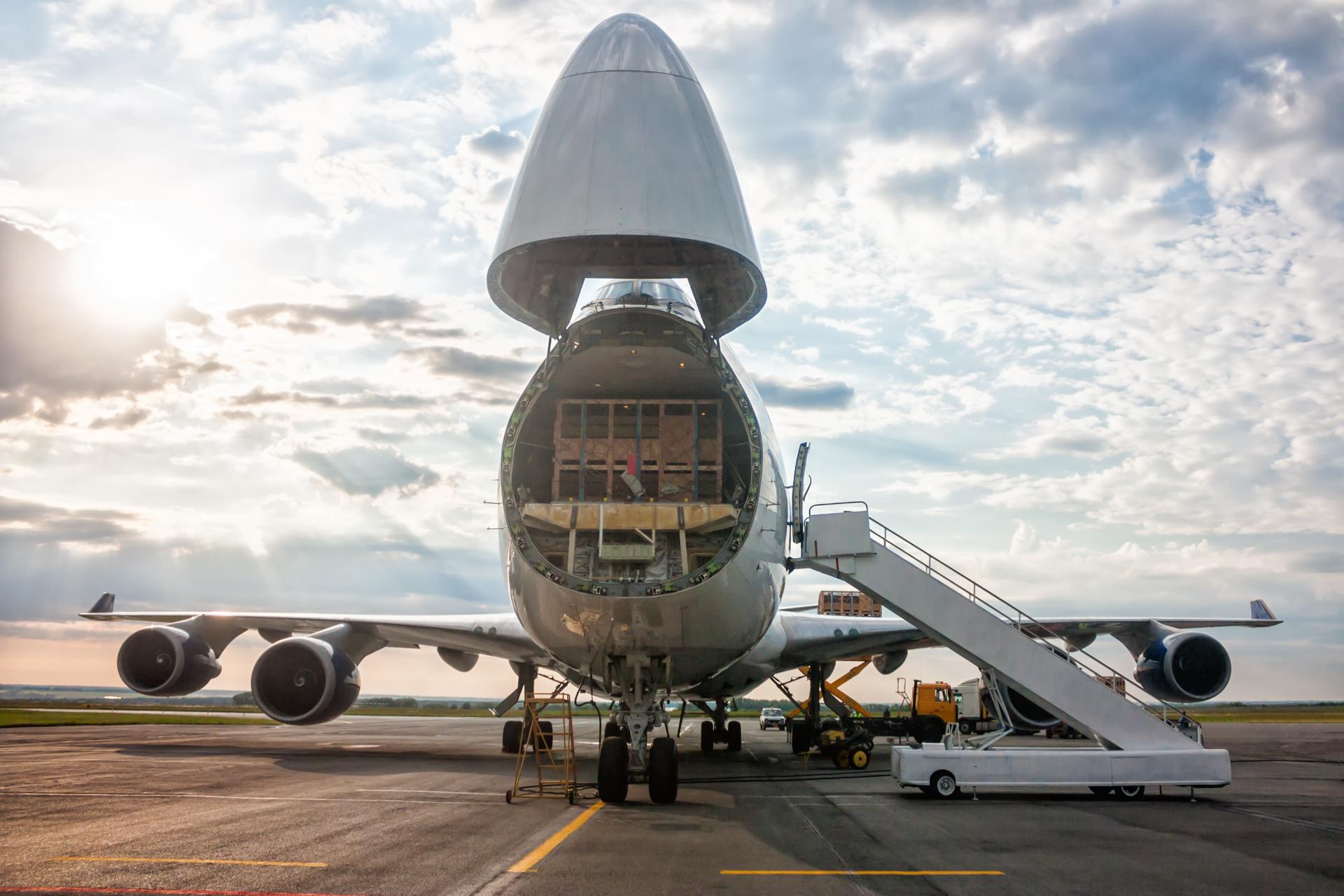 Avión siendo revisado